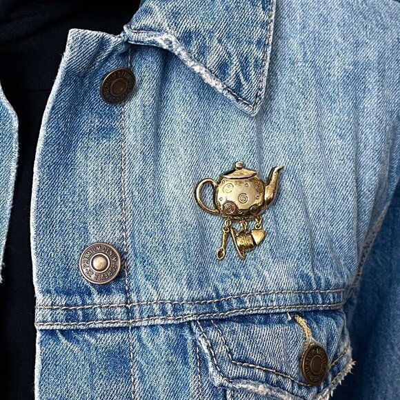Teapot Gold Tone Brooch Tea Kettle Pin with Dangles Kitchen Theme Whimsical Pin - Picture 1 of 8